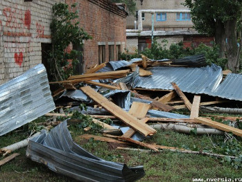 Дмитрий Федотов объяснил, почему во время урагана в Марксе летали крыши