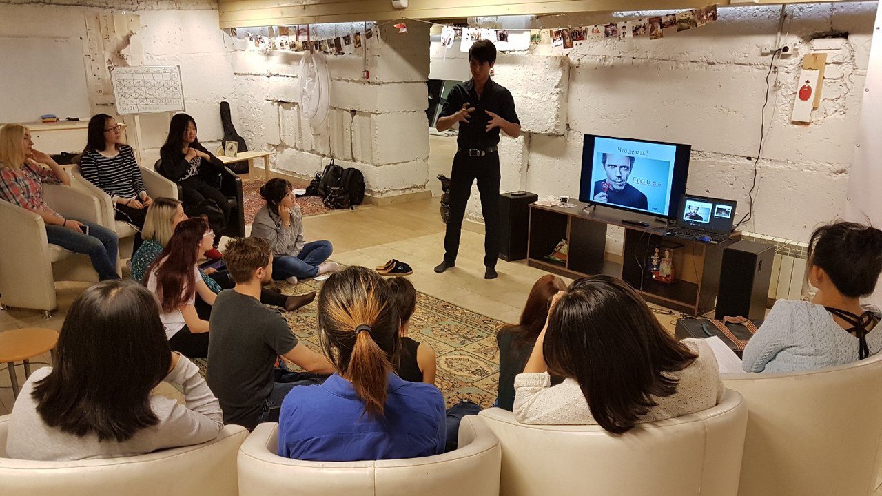 Встреча проекта Познавательный Тонмакколь. Активист корейского центра, студент СГМУ Артем Пак рассказывает о корейской медицине.jpg