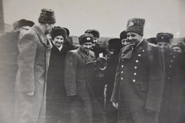 Гагарин на месте своего приземления в 1965 году / фото из архива Василия Буцких