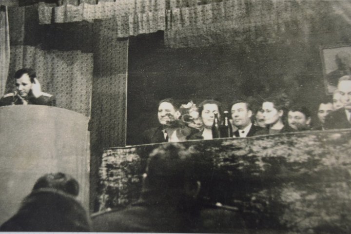 Гагарин в клубе села Узморье / фото из архива Василия Буцких
