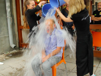 Саратовский бизнесмен принял участие в благотворительном флешмобе и облился ледяной водой 