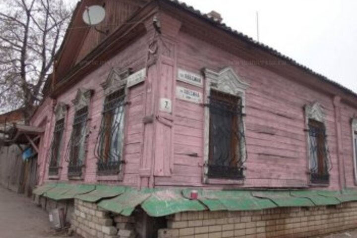Известный блогер Рустем Адагамов разместил фотографии покрашенных в розовый цвет саратовских трущоб