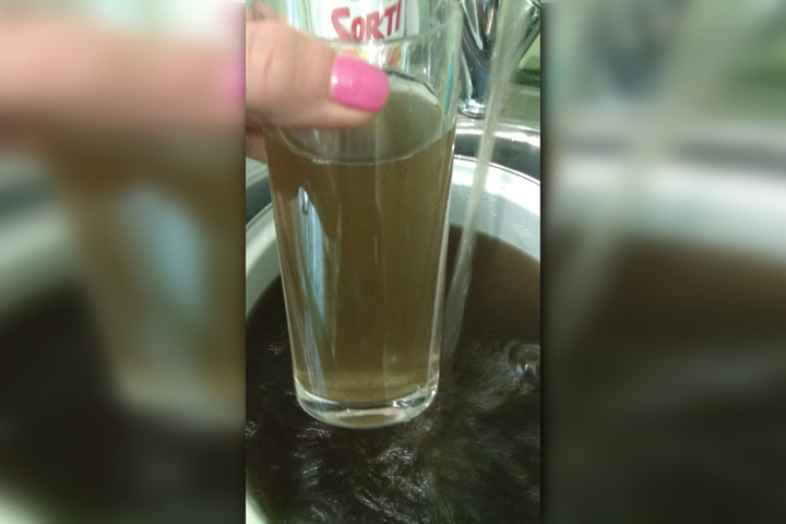 Жительница Красного Кута возмутилась грязной «питьевой» водой из крана, с которой не справляется даже фильтр