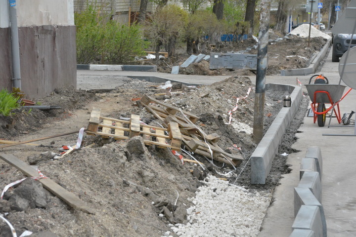 Власти заплатят 24,3 миллиона рублей за ремонт тротуаров на одной улице в Кировском районе