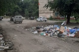 Жительница Заводского района пожаловалась на «благоухающую» мусорку между детским садом и школой. Чиновники обещают убрать ее «по мере освобождения техники» 