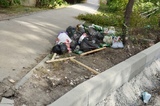 В Ленинском районе более десяти дней лежат мешки с мусором. Жители пытаются пожаловаться чиновникам, но те не отвечают на звонки
