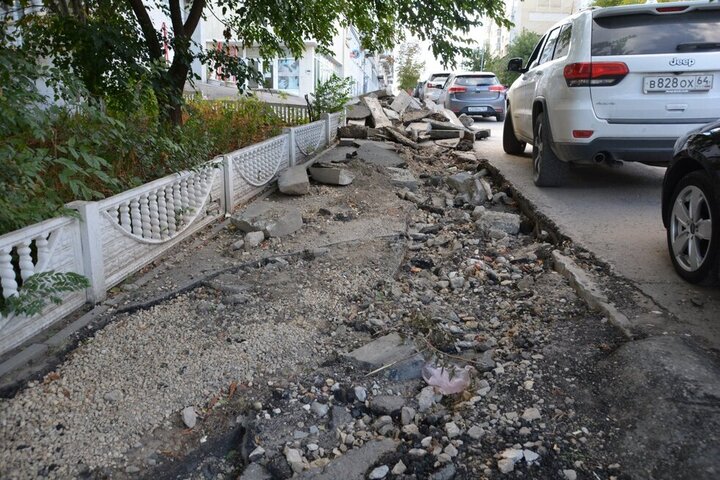Срыв программы ремонта тротуаров в Саратове. Чиновники мэрии переложили ответственность за невыполненные сроки по госконтрактам на коммунальщиков