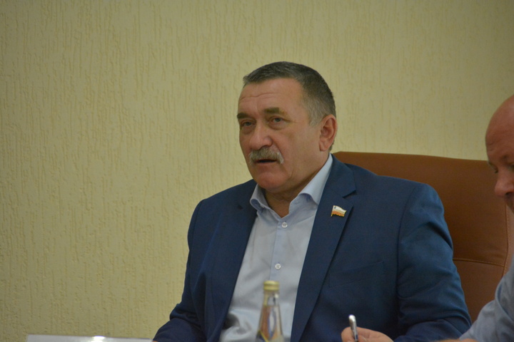 Депутат объяснил, почему невозможно нормально работать в Саратовской области