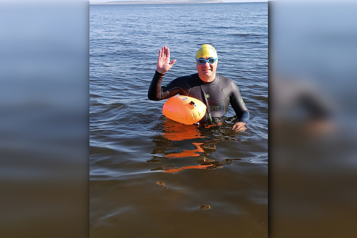 Бывший начальник УМВД по Саратову за 3,5 часа проплыл 11 километров по Волге для достижения нового рекорда 