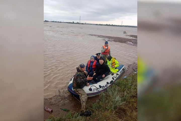 «Вода шла огромным валом по степи»: одно из сел Саратовской области затопило, введен режим ЧС, жители эвакуированы