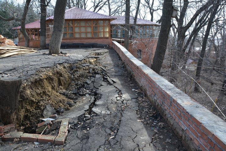 За год трещины увеличились более чем на метр: в Саратове выделили 2,5 миллиона рублей на проект строительства противооползневых сооружений