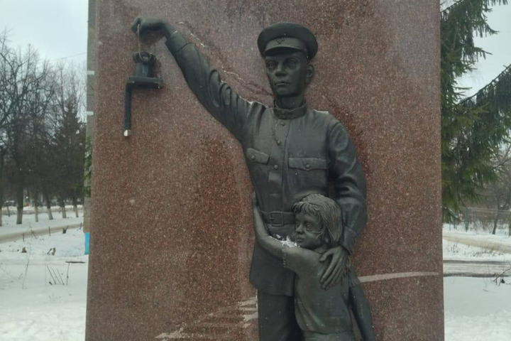 Чиновники рассказали об акте вандализма в Ртищево: повреждён памятник «Детям войны 1941–1945 годов»
