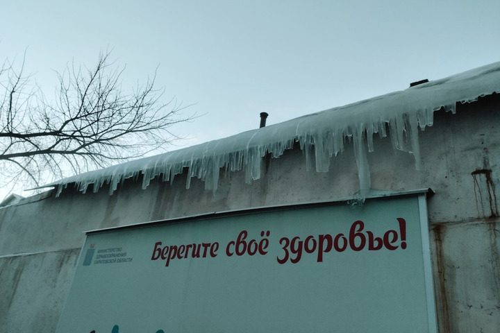 Саратов снова сковал лёд. Горожане рассказывают о неочищенных улицах, в Заводском районе мусоровоз врезался в гараж