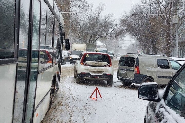 ДТП на трамвайных путях парализовало движение в центре Саратова