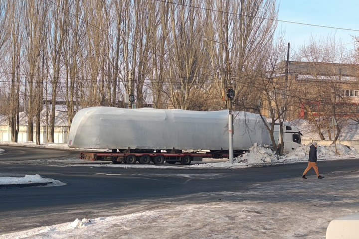 В Саратов прибыл новый трамвай, но чиновники и ответственные лица не могут сказать, что с ним будет дальше (даже не говорят, куда его отгрузят на хранение)