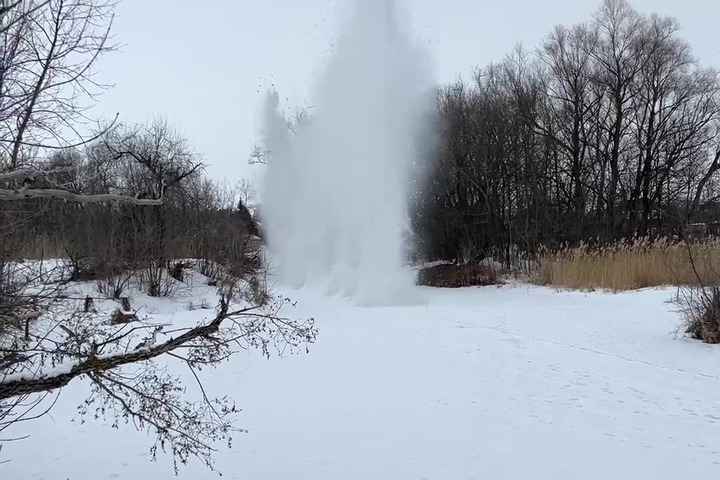 Спасатели взрывали лёд на реке Медведица (видео)