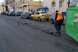 В центре Саратова настолько разрушились дороги рядом с путям, что водителям трамваев приходится останавливаться и убирать куски асфальта