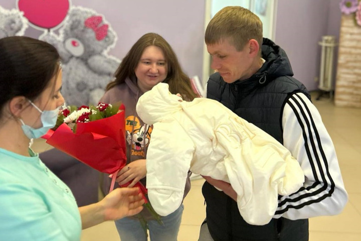 Саратовские врачи выходили новорожденную девочку, которая родилась на три месяца раньше срока (она весила всего 740 граммов)
