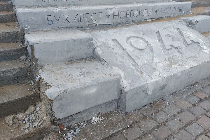 За год до 80-летия Победы в Саратове ветшает и осыпается комплекс «Журавли» (фото)
