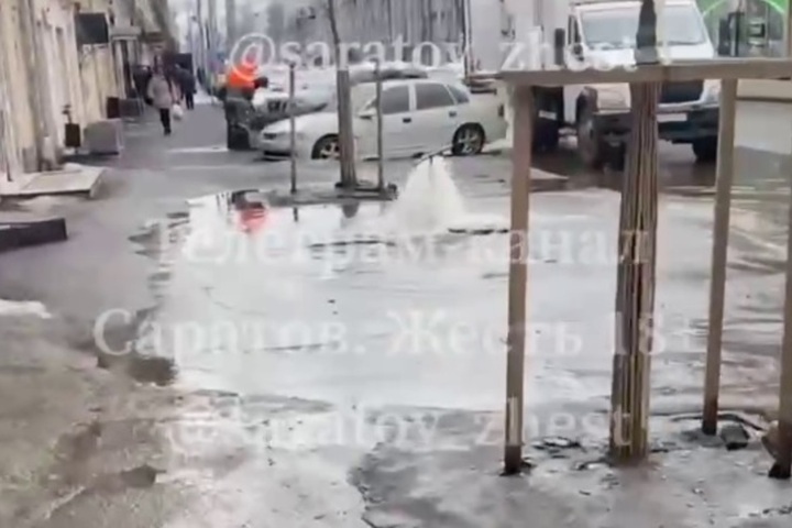 На улице Московской забил «фонтан»: комментарий коммунальщиков