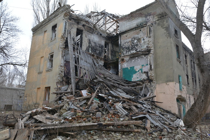 Жители Ленинского района боятся не дожить до расселения в окружении опасных заброшенных домов (фото)