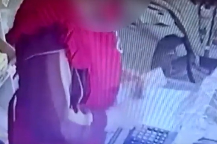 Жительница Саратова устроилась в магазин стажером и украла деньги из кассы (видео)
