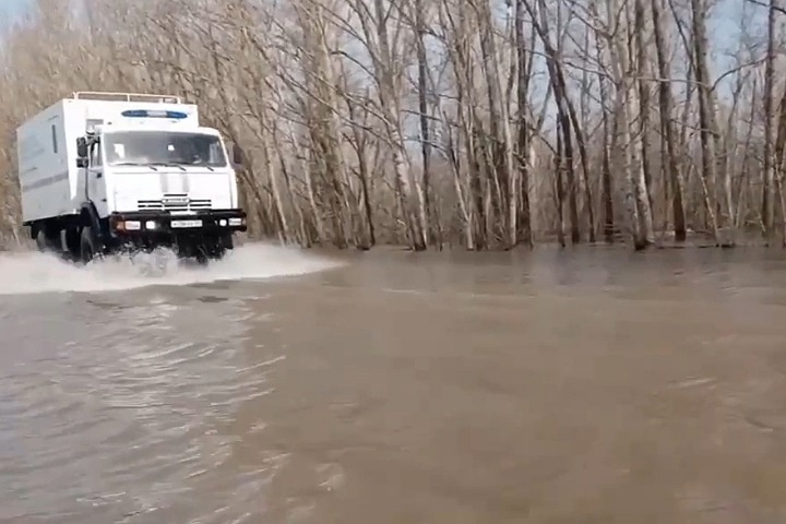 «Такого не наблюдали более 10 лет»: в Пугачевском районе из-за паводка перекрыта дорога, жителям помогают спасатели
