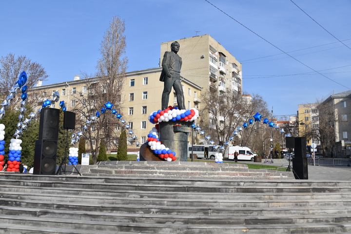 В День космонавтики сотня саратовцев пришли к памятнику Гагарина, чтобы возложить цветы (фото)