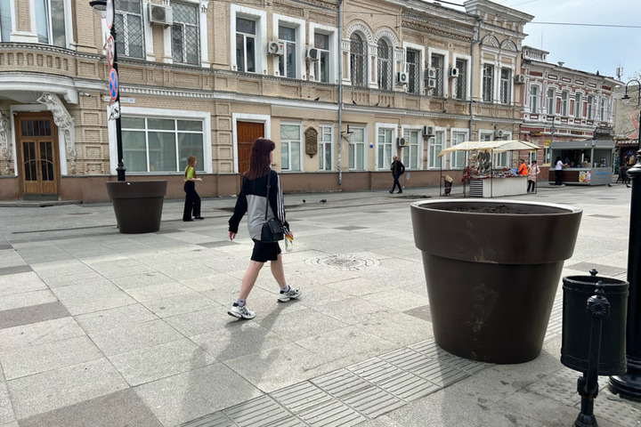 Гигантские вазы, появившиеся на проспекте Столыпина после массовой драки и давки людей машиной, не простояли и недели