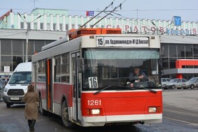С работы не уехать: в Саратове встали два трамвайных маршрута и три троллейбусных