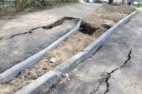 На Новоузенской «сполз» тротуар и начала разрушаться дорога