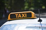 Таксист увидел в своей машине забытый телефон и решил продать его: возбуждено уголовное дело
