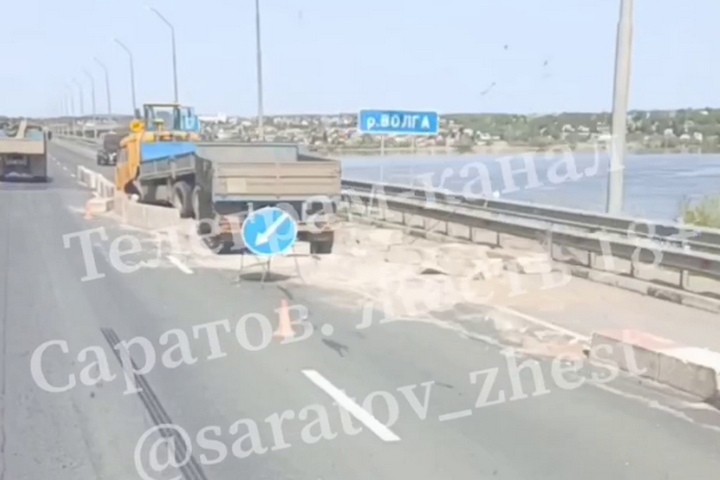 На мосту через Волгу водитель КамАЗа не заметил перекрытый участок и попал ДТП