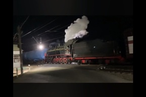 «Время 23:00, он гудит без остановки»: жителей Саратова разбудил и напугал промчавшийся через город ретро-поезд