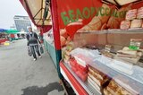 Сало, колбаса и трусы: сомнительная торговля на главной площади города продолжается, несмотря на критику спикера облдумы и здравый смысл