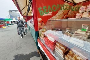 Сало, колбаса и трусы: сомнительная торговля на главной площади города продолжается, несмотря на критику спикера облдумы и здравый смысл
