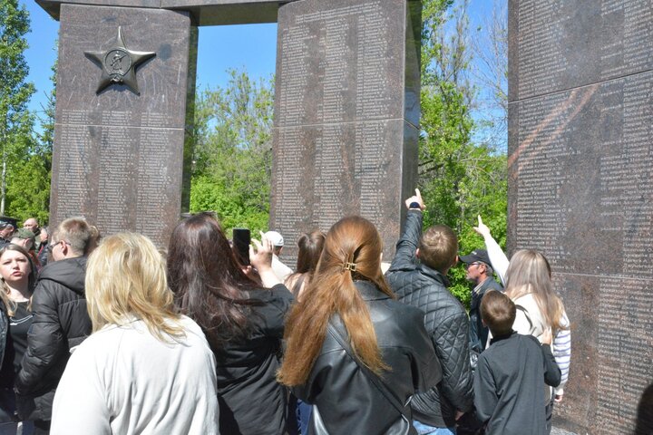 В Саратове увековечили на памятнике имена 254 погибших участников СВО