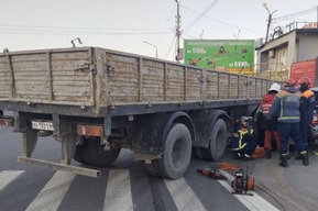 Два человека пострадали в столкновении грузовика и отечественной легковушки на Ново-Астраханском шоссе