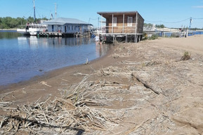 «Кругом грязь, окурки, обшарпанные кабинки»: жители Энгельса обеспокоены состоянием пляжа, который перешёл под муниципальное управление