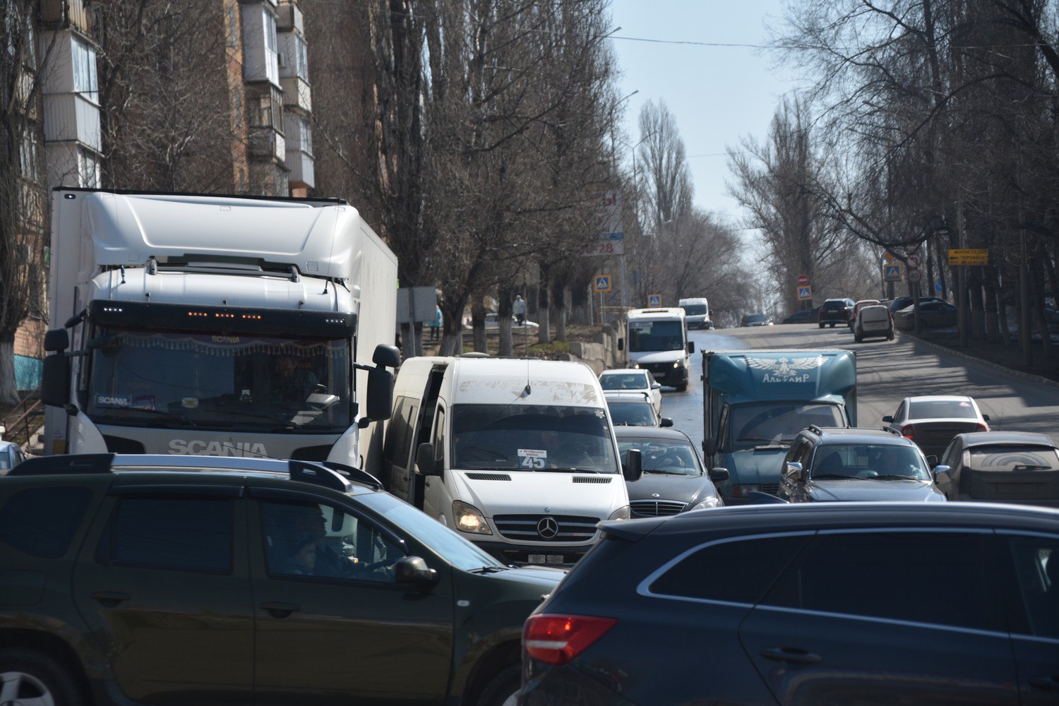 На проблемном перекрестке в Саратове столкнулись фура и маршрутка — ИА  «Версия-Саратов»