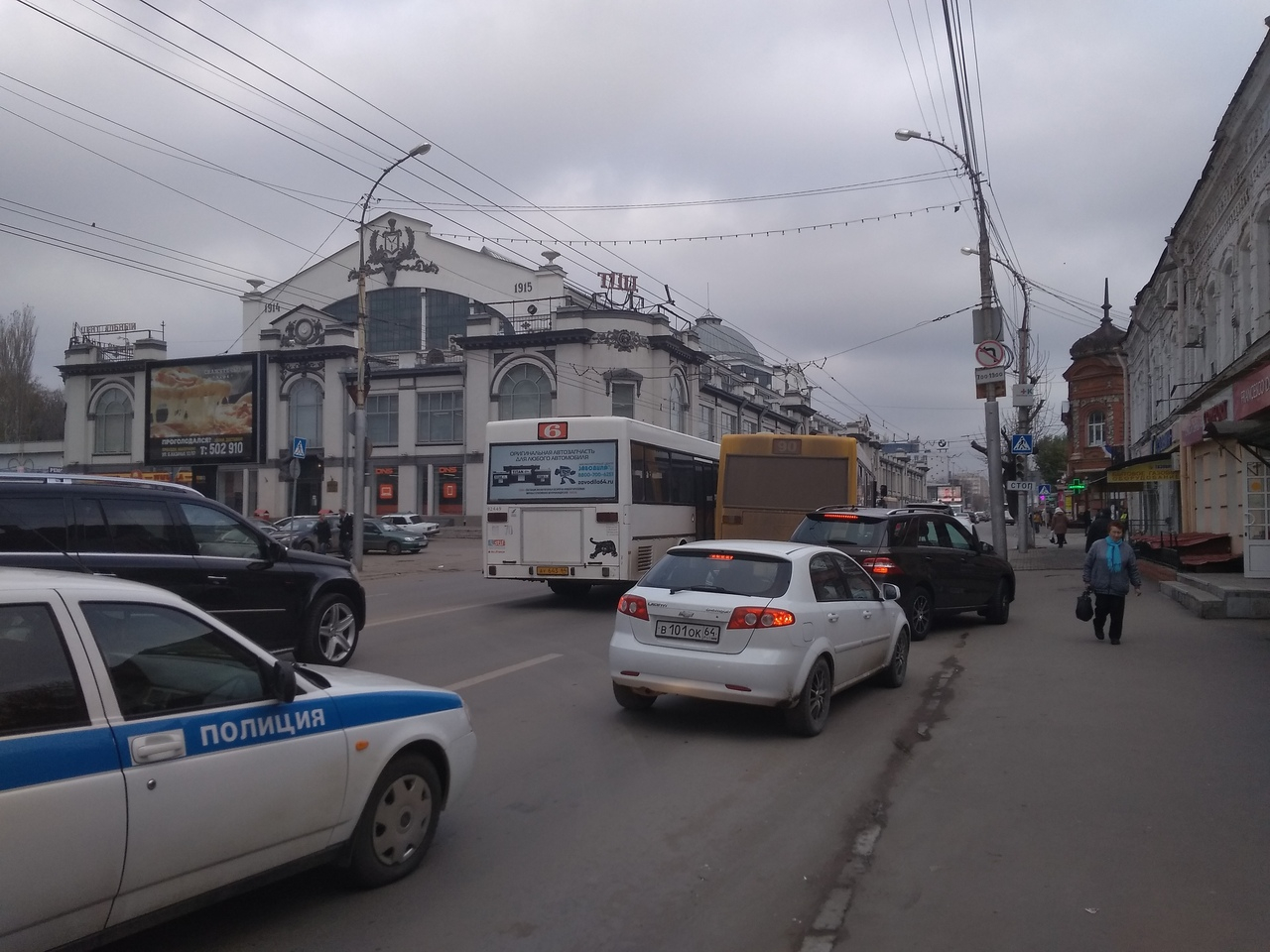 На Чапаева столкнулись два автобуса и перекрыли движение в сторону Крытого  рынка — ИА «Версия-Саратов»