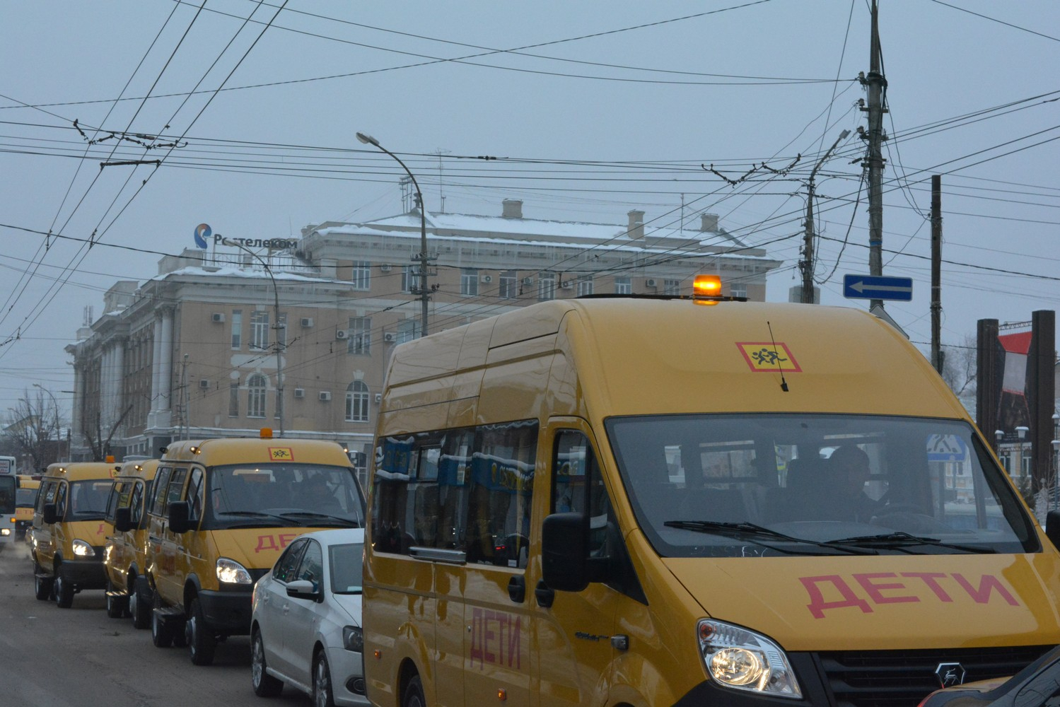 Купленные за счет федерального бюджета школьные автобусы приехали в Саратов  и успели попасть в пробку — ИА «Версия-Саратов»