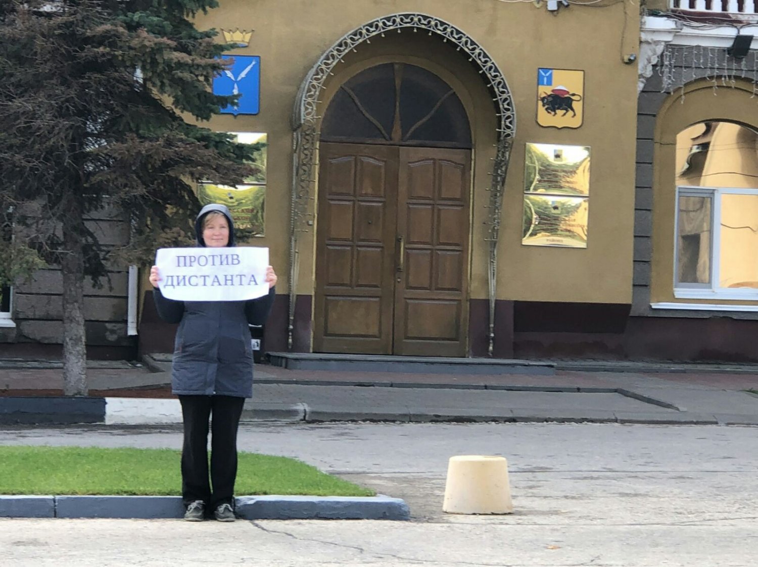 Наталья на пикете возле администрации Энгельсского района. Фото из сообщества Саратов против дистанта