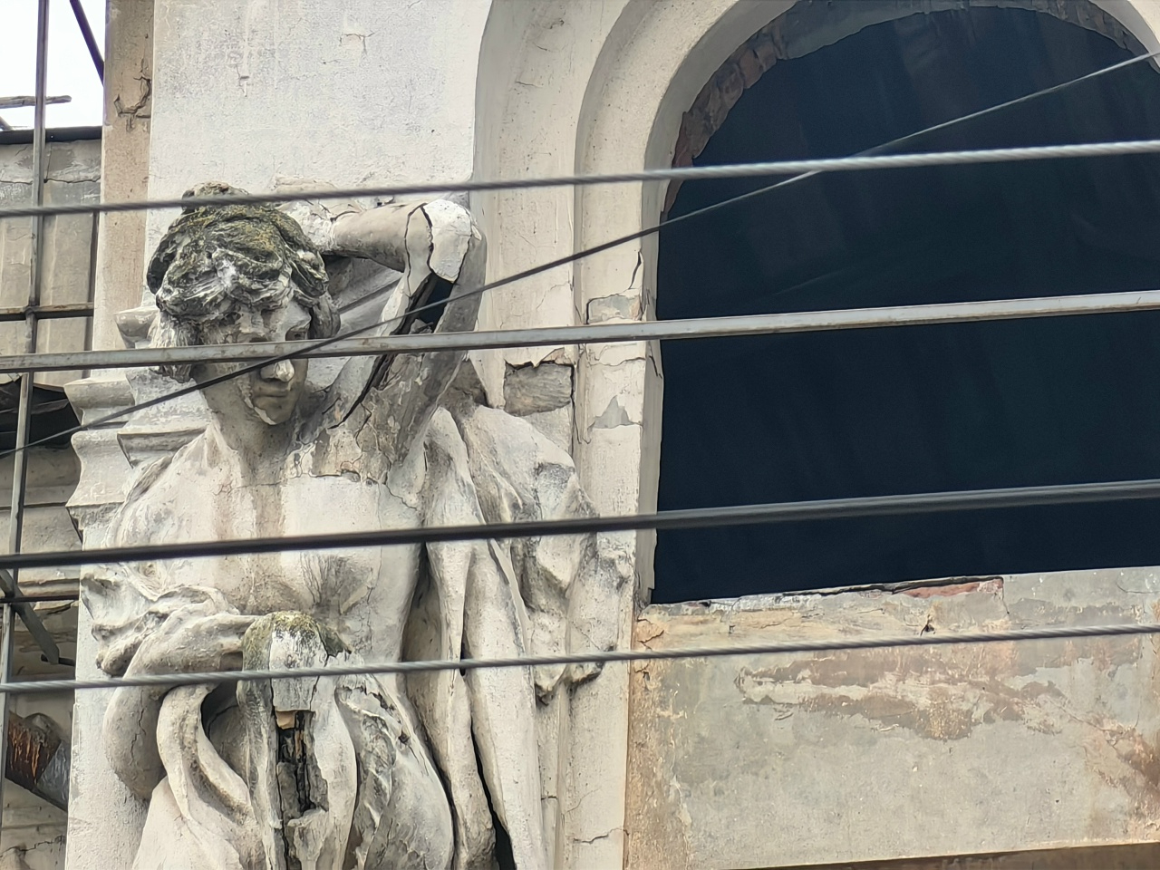 под фальшфасадом