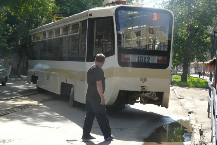 В первом трамвае было в 3 раза. Саратов трамвай слетел. Разваливающийся транспорт Саратов. Фото транспорта Саратов. Саратов трамвай 3 ходит сегодня.