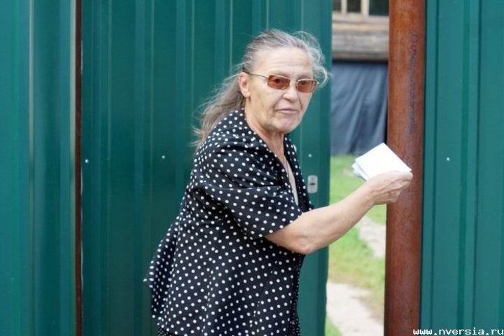 Местная жительница жалуется на то, что администрация незаконно, по ее словам, отняла у нее часть двора