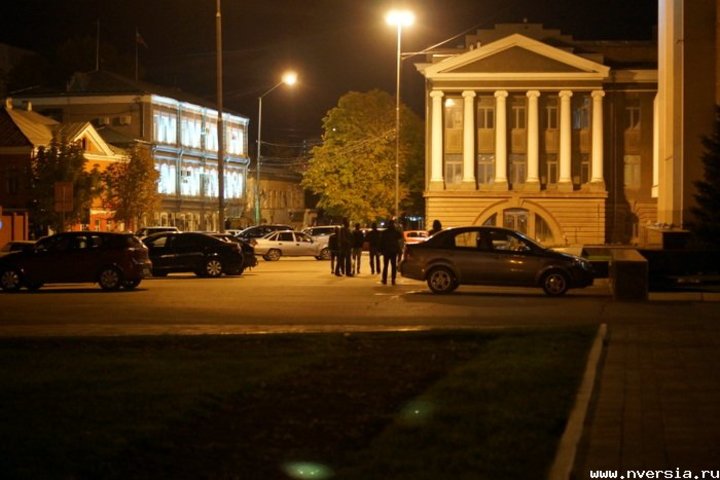 Десять человек, предположительно националисты, уходят от памятника Столыпину