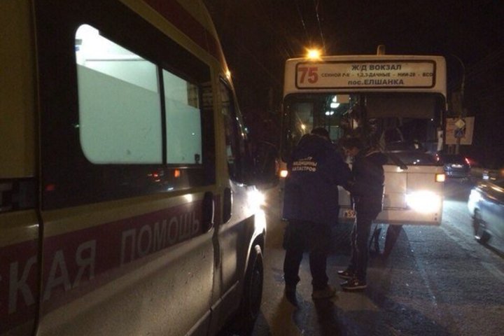Автобус сбил пешехода. Автобус сбил Московская Саратов. Фрязино автобус сбил человека. Зимой в Колпино автобус врезался.