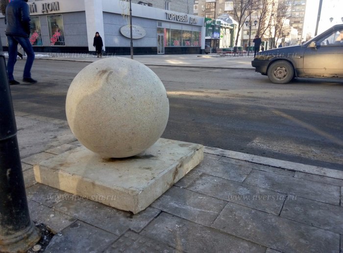 Бетонный шар весит. Бетонные шары. Бетонные шары для сада. Бетонный шар для тротуара. Екатеринбуржский бетонный шар.