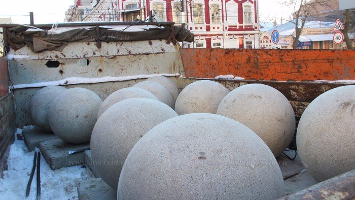 Бетонный шар весит. Бетонный шарик. Бетонная тумба с шаром. Бетонный шар для дачи'. Здание с бетонным шаром Севастополь.